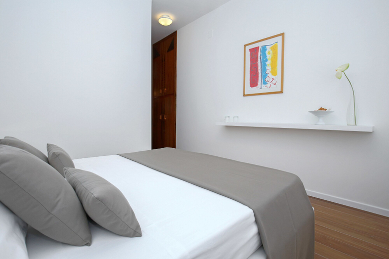 Room 5, Golden by Starhost, Salerno