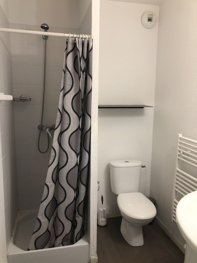 Bathroom 4, Les Glenans Toulouse, Haute-Garonne