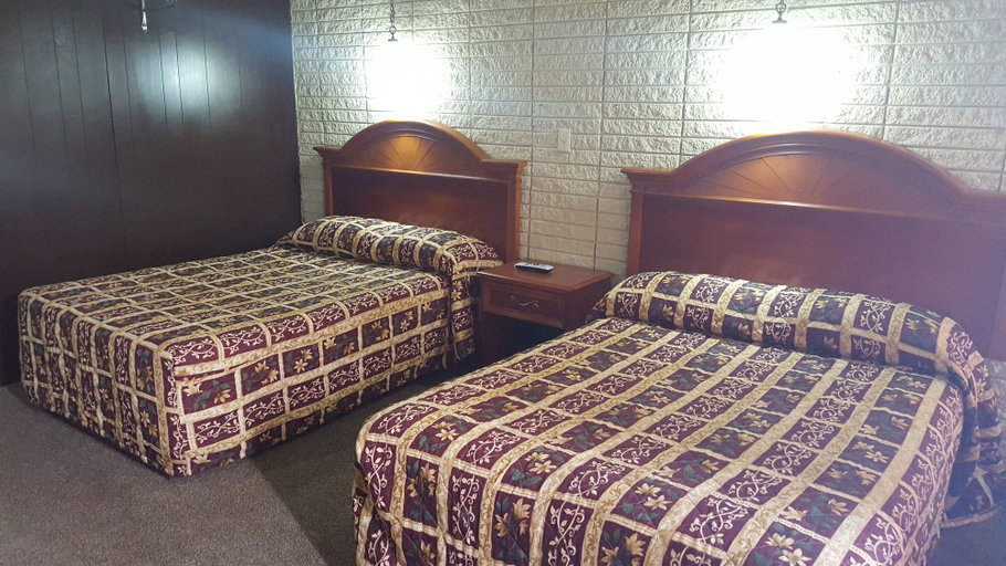 Bedroom 5, Breezwood Motel, Bedford