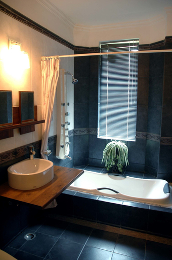 Bathroom 4, Shri Radha Brij Vasundhara Resort & Spa, Mathura