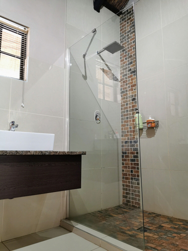 Bathroom 5, Aerotropolis Guest Lodge, Ekurhuleni