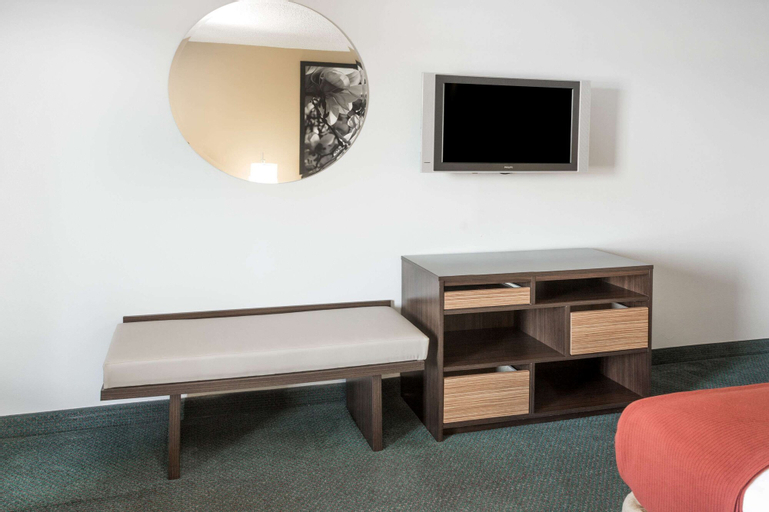 Bedroom 3, Super 8 by Wyndham Adel GA I-75, Cook