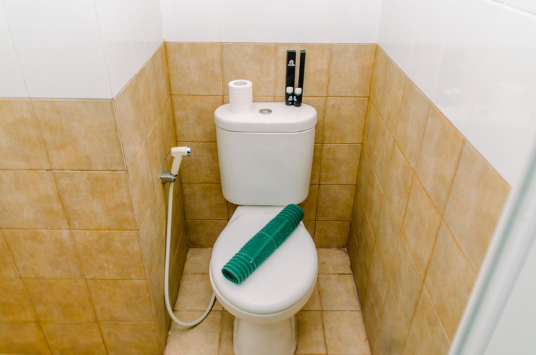 Bathroom 3, Modern Look 2Br Green Pramuka City Apartment Near Mall, Central Jakarta