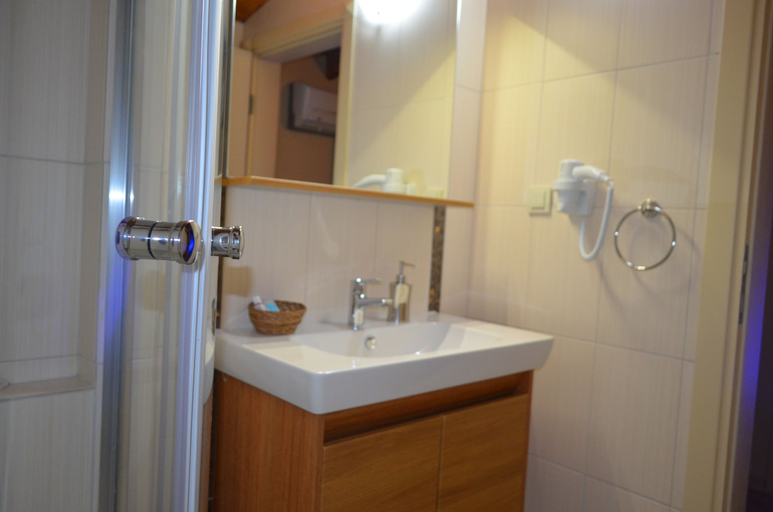 Bathroom 5, Ada Palas Otel, Marmara