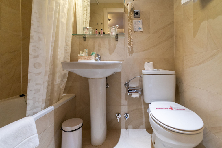 Bathroom 3, Hostal Matheu, Madrid