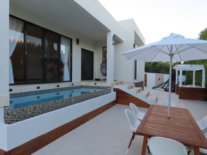 Sport & Beauty 4, The White House TCI Guest House