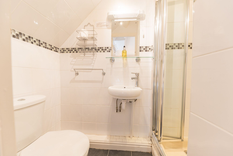 Bathroom 3, Rayrigg Villa Windermere, Cumbria