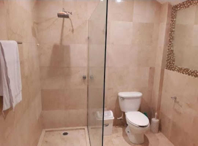 Bathroom 2, Hotel Suites Aeropuerto Cancun, Benito Juárez