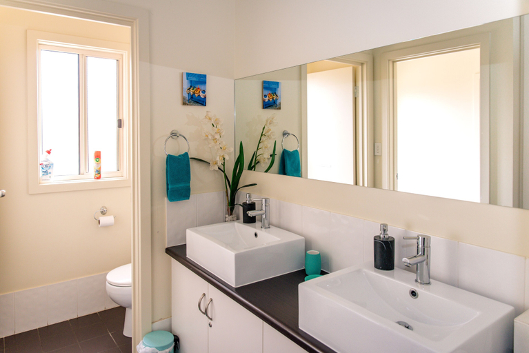 Bathroom 3, McLaren Vale Studio Apartments, Adelaide