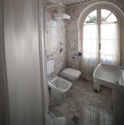 Bathroom 4, Hotel Goya, Lucca