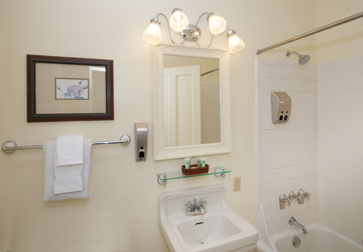 Bathroom, Wawona Hotel, Mariposa