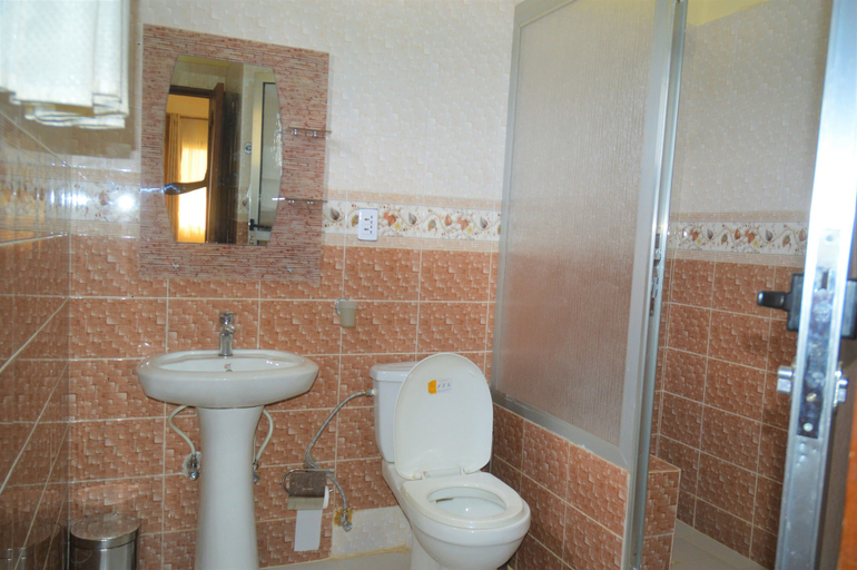 Bathroom, Bojelene Guest House, Greater Monrovia