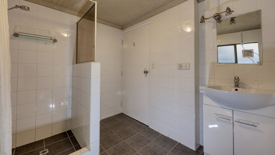 Bathroom 3, Hamilton Hume Motor Inn, Yass Valley