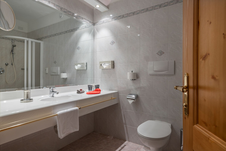 Bathroom 5, Der Verdinser Hof, Bolzano