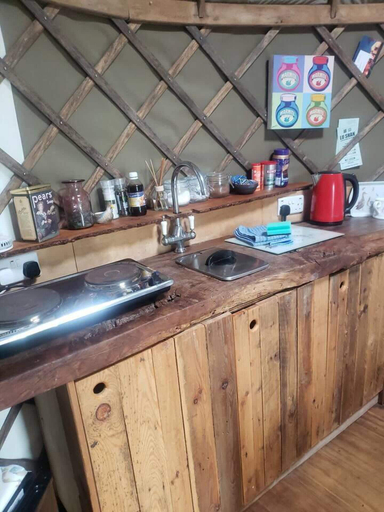 Others 5, Bembridge Harbour Yurt - Log Burner - Wifi, Isle of Wight
