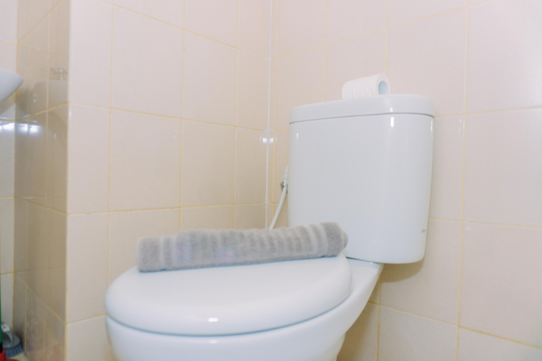 Bathroom 5, Modern and Tidy 1BR Serpong Greenview Apartment By Travelio, Tangerang Selatan