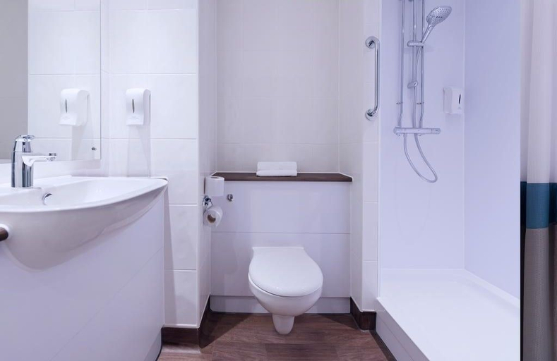 Bathroom 3, Travelodge London Central Waterloo, London