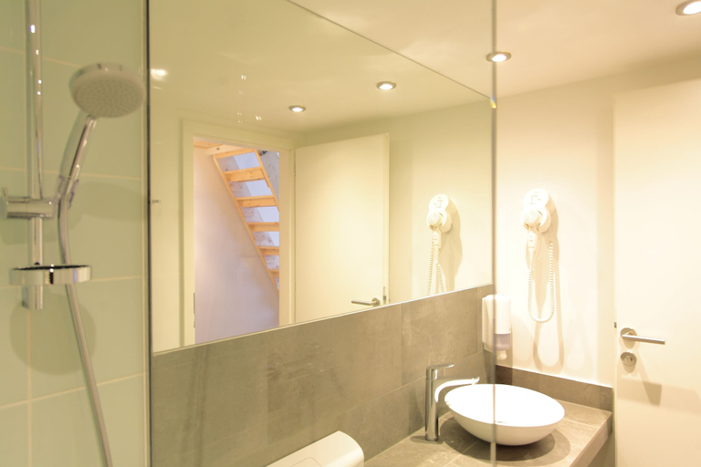 Bathroom 5, Maverick Apartments, Budapesti
