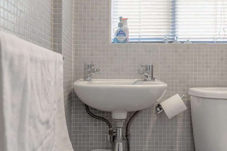 Bathroom 2, Stylish Apartment near Battersea Park, London