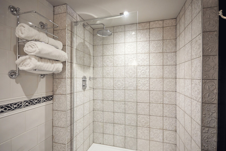 Bathroom 4, The Fleece at Cirencester, Gloucestershire