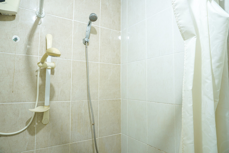 Bathroom 5, Elegant Studio Apartment at Nifarro Park, Jakarta Selatan