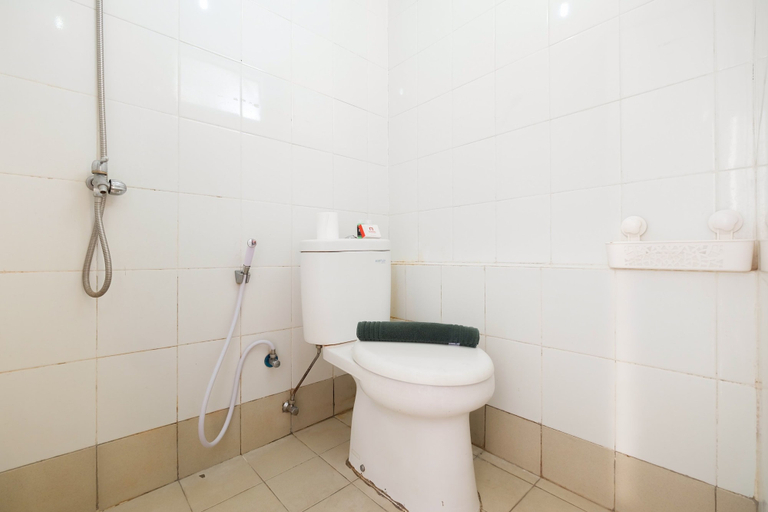 Bathroom 5, Best Deal Studio Bassura Apartment By Travelio, Jakarta Timur