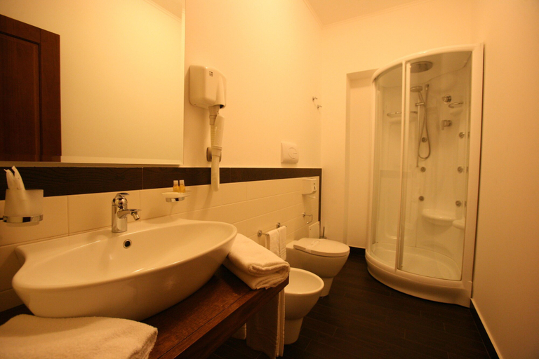 Bathroom 5, Hotel Medici, Messina