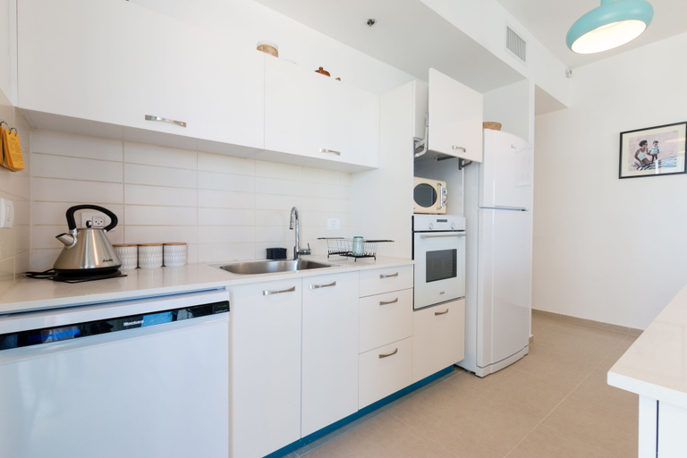 Others 5, Artsy Modern Bright Apt in Bat Yam