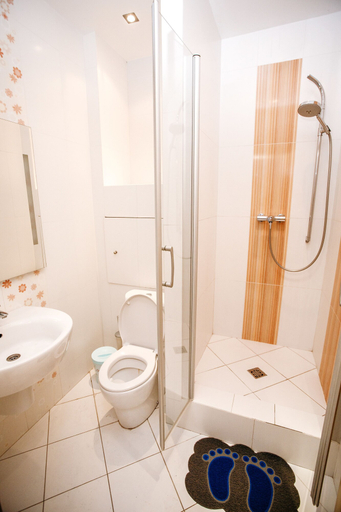 Bathroom 4, O2 Capsule Hotel, Western
