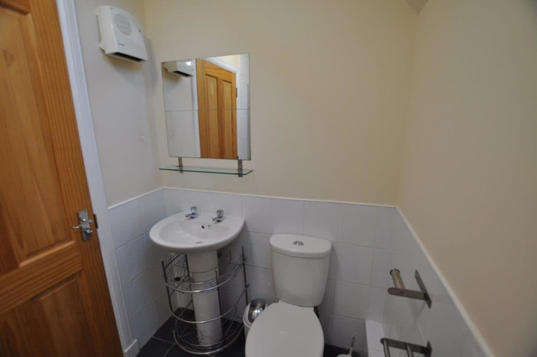 Bathroom 3, 4 Varis Apartments, Moray