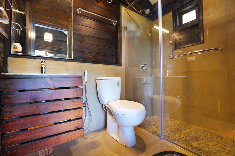 Bathroom 4, Logan Camp Ooty, The Nilgiris
