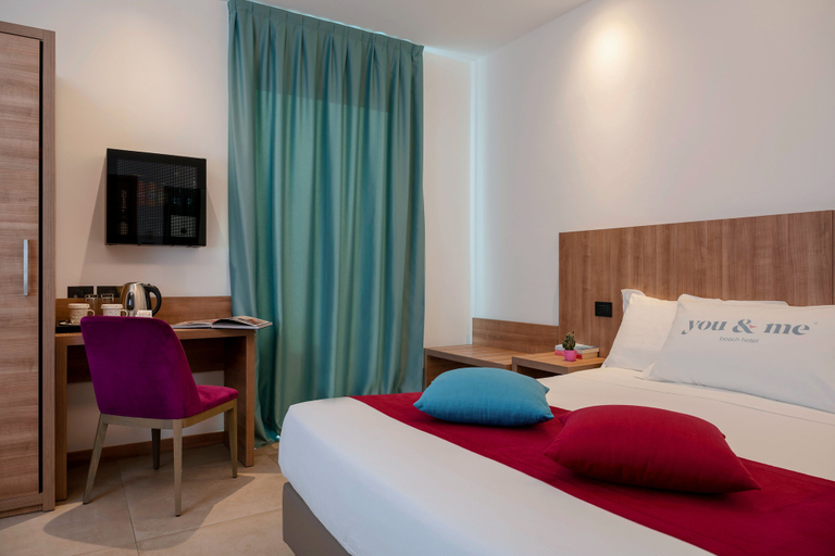 Bedroom 5, You & Me Beach Hotel, Rimini