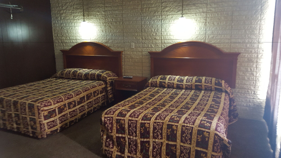 Bedroom 2, Breezwood Motel, Bedford