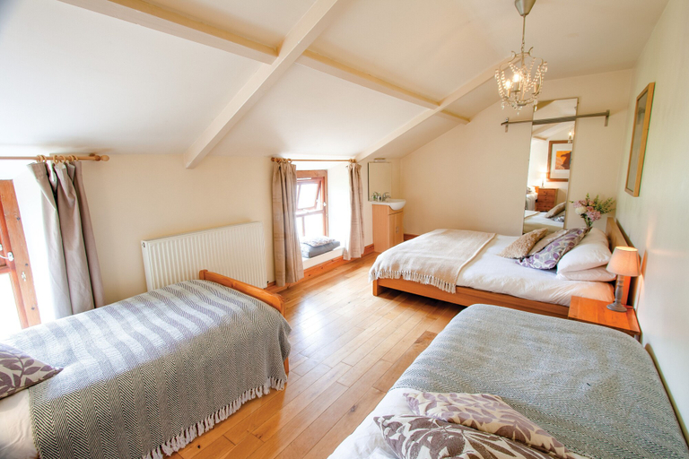 Bedroom 2, The Lake House Retreat - 7 Bedroom, Swansea