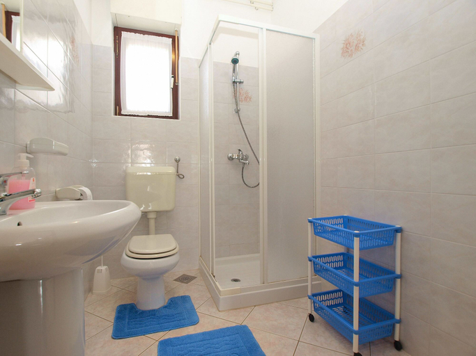 Bathroom 3, Apartment 1563, Pula
