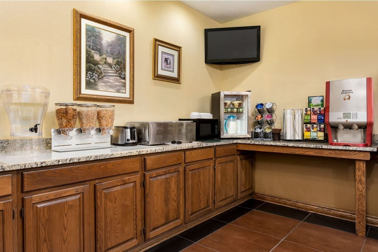 Food & Drinks 5, Baymont by Wyndham Indianapolis Northwest, Indianapolis