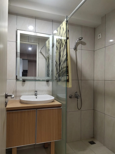Bathroom 5, Grand Kamala Lagoon by Dita Room, Bekasi