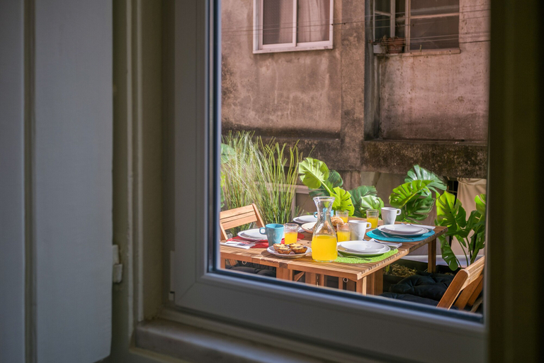 Food & Drinks 5, Hip Tailor Made Flat in Bairro Alto, Lisbon