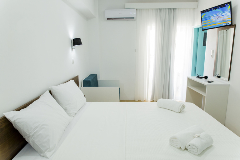 Bedroom 3, Kissamia - Self Check In Only - Next to Night Clubs, Crete