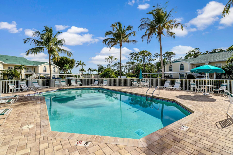 Sport & Beauty, Bermuda Pointe 104, Lee