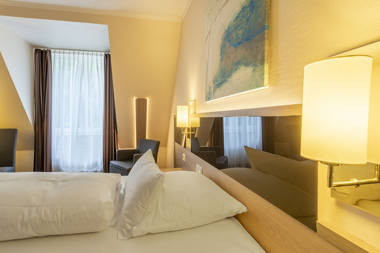Bedroom 4, Parkhotel Berghoelzchen, Hildesheim
