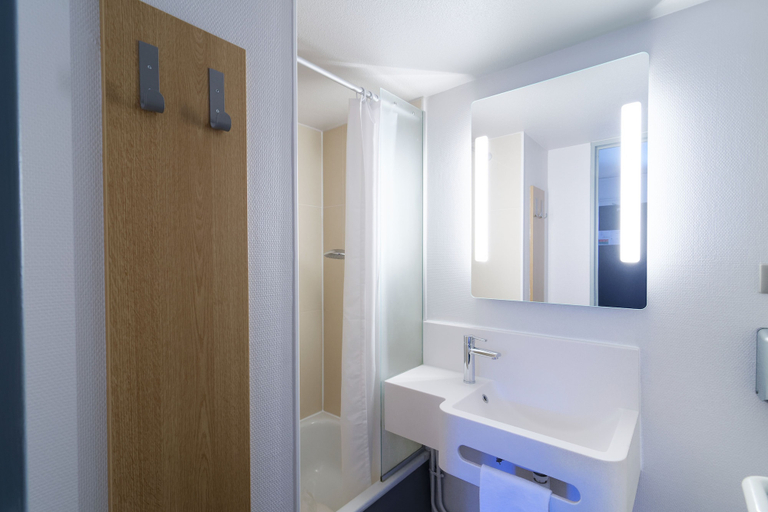 Bathroom 4, B&B HOTEL Châteauroux Aéroport, Indre