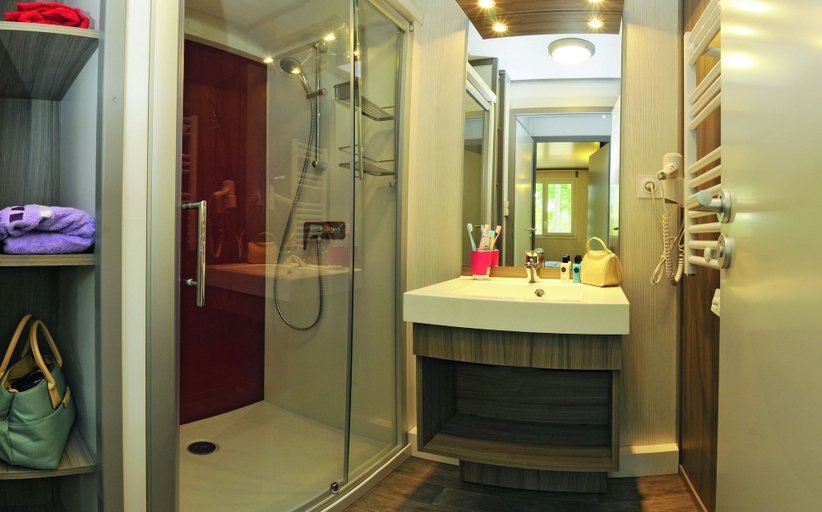 Bathroom 4, VVF Lège Cap Ferret, Claouey, Gironde