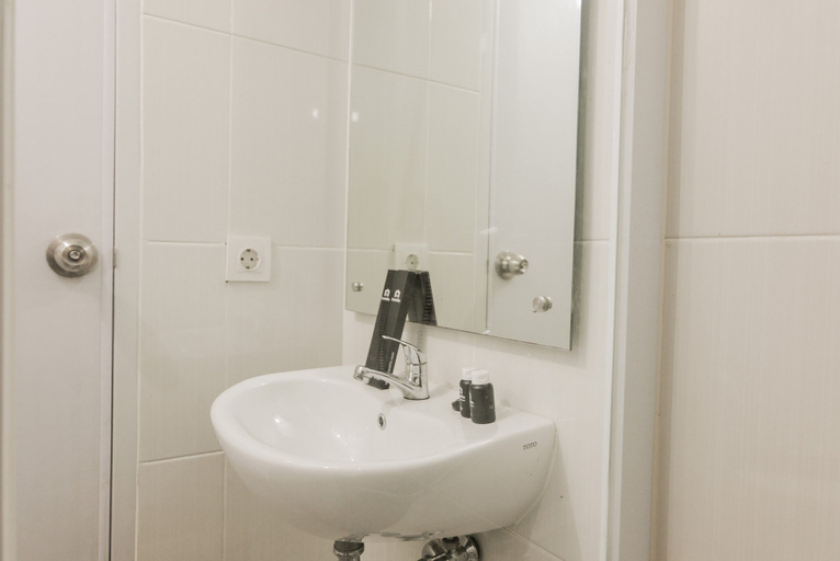 Bathroom 5, Luxurious and Convenient 2BR 19 Avenue Apartment By Travelio, Tangerang