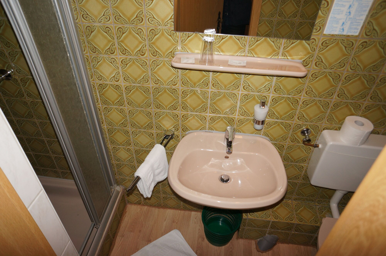 Bathroom 3, Gasthof Bauer, Kelheim