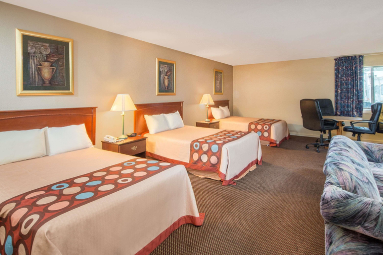 Bedroom 5, Super 8 by Wyndham Centerville-Richmond, Wayne