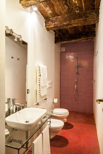 Bathroom 5, Domus Laeta, Salerno