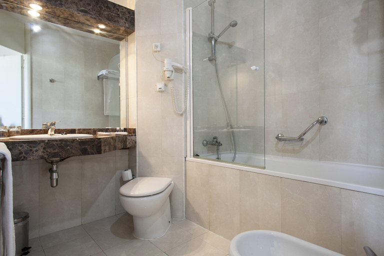Bathroom, Hotel Crisol Quality Reus, Tarragona