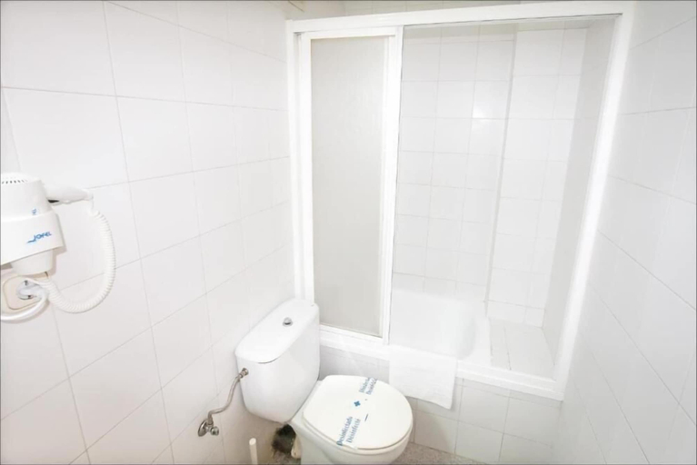 Bathroom 5, Hostal Estación Almeria, Almería