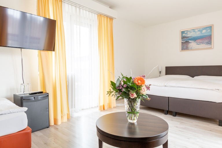 Bedroom 2, Hotel Alexander, Basel